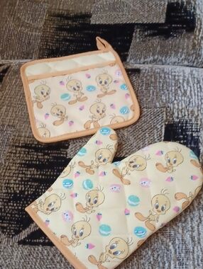 4/$60 New Tweety Bird Oven Mitt & Pot Holder - Set Of 2 (1 Of Each)